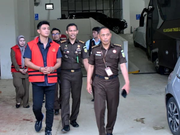 Kejaksaan Tinggi Jawa Barat ( Kejati Jabar ) mengungkap kasus penyalahgunaan atas tanah yang berlokasi di kawasan Kebun Binatang Bandung.