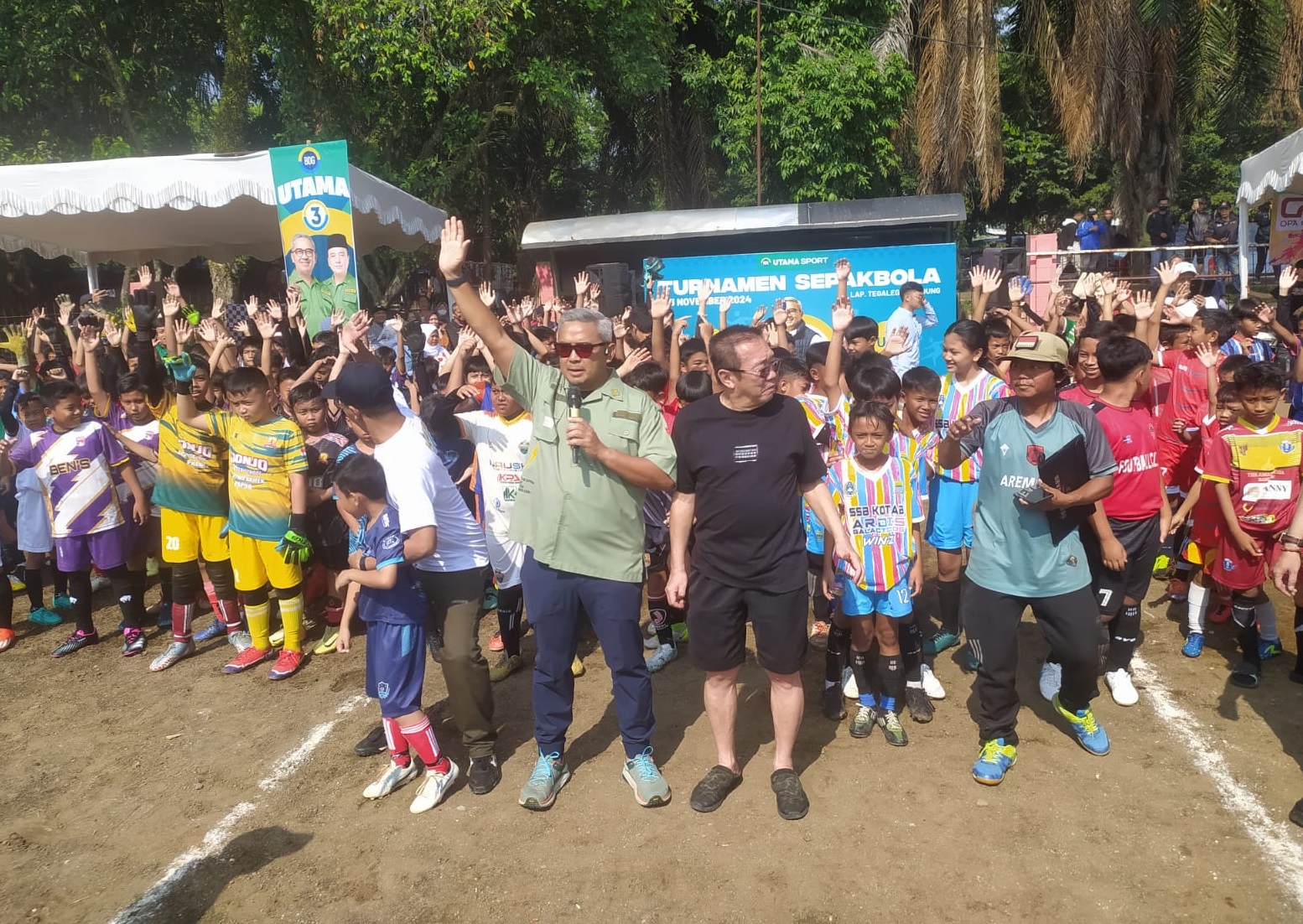 Untuk mencari atlet berbakat sepakbola calon wali kota Bandung, Muhammad Farhan mengadakan kompetisi Farhan Cup kelompok usia 10-11 tahun.