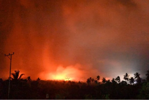 Visual erupsi Gunung Lewotobi Laki-laki tanggal 3 November 2024 pukul 23.57 WIB difoto dari Pos Pengamatan Gunung Lewotobi Laki-laki di Desa Pululera, Kecamatan Wulanggitang, Kabupaten Flores Timur, Provinsi Nusa Tenggara Timur. (0PVMBG)