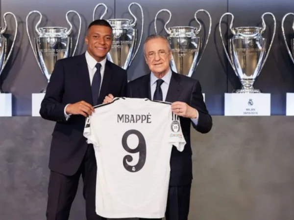 Kylian Mbappe saat diperkenalkan oleh Real Madrid . (foto/ANTARA)