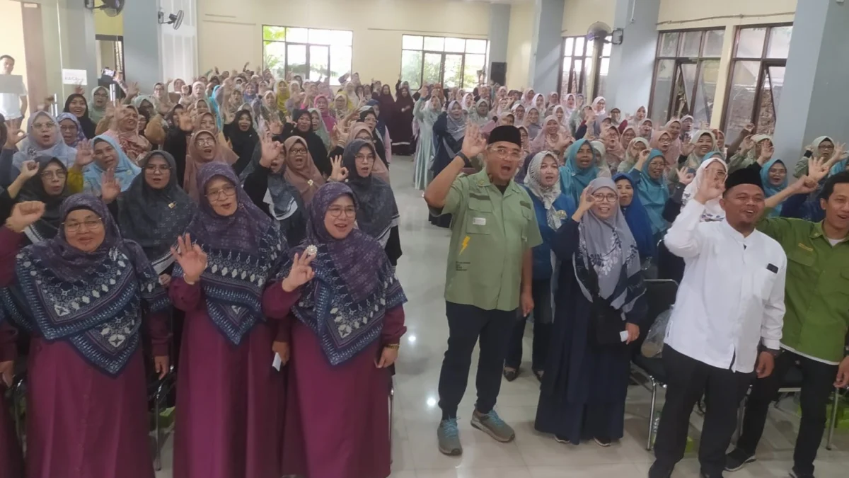 Ratusan anggota Peristri memberikan dukungannya kepada Pasangan Calon ( Paslon ) M. Farhan-Erwin untuk jadi Wali Kota Bandung.