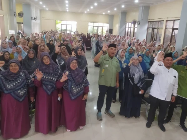 Ratusan anggota Peristri memberikan dukungannya kepada Pasangan Calon ( Paslon ) M. Farhan-Erwin untuk jadi Wali Kota Bandung.