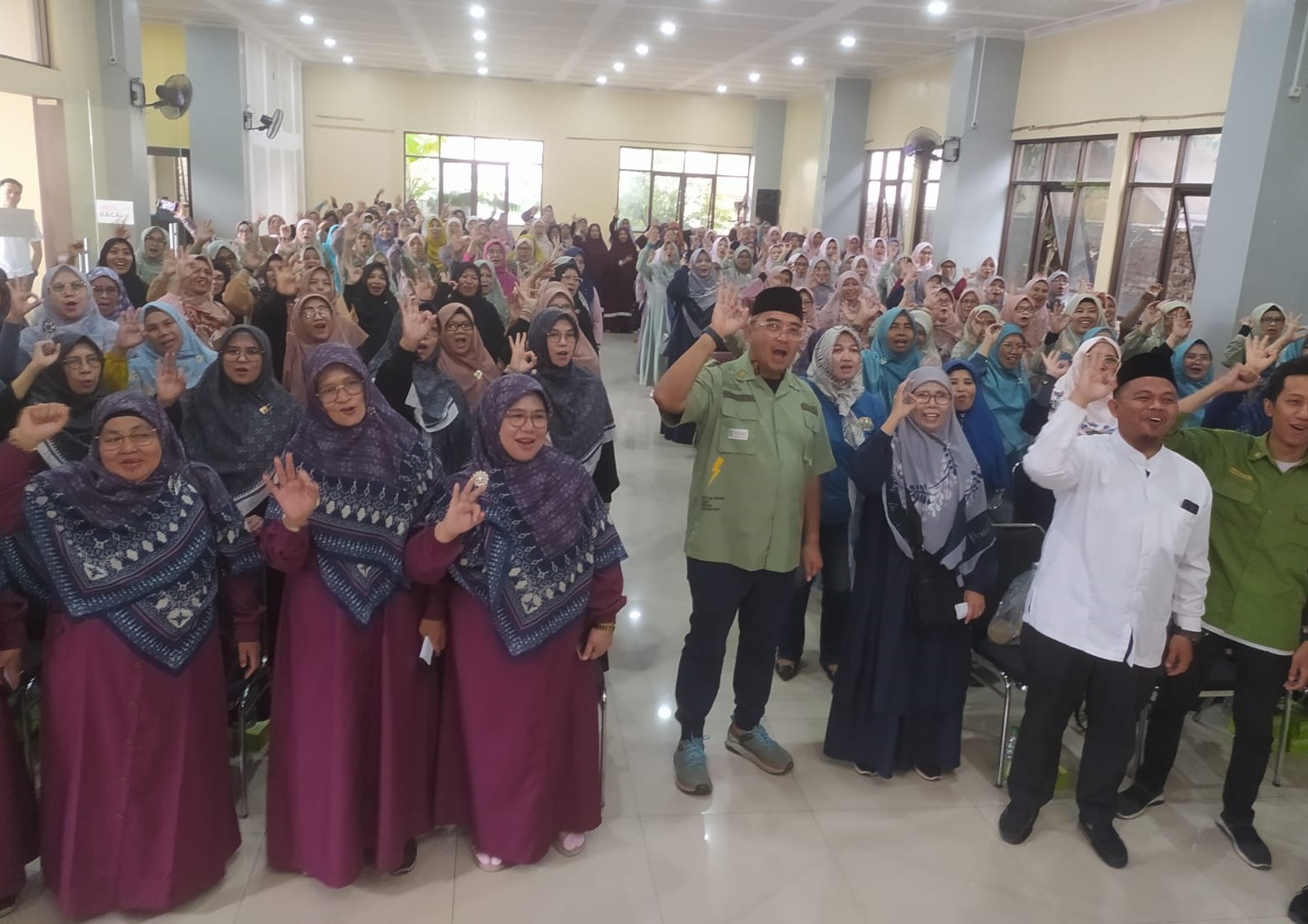 Ratusan anggota Peristri memberikan dukungannya kepada Pasangan Calon ( Paslon ) M. Farhan-Erwin untuk jadi Wali Kota Bandung.