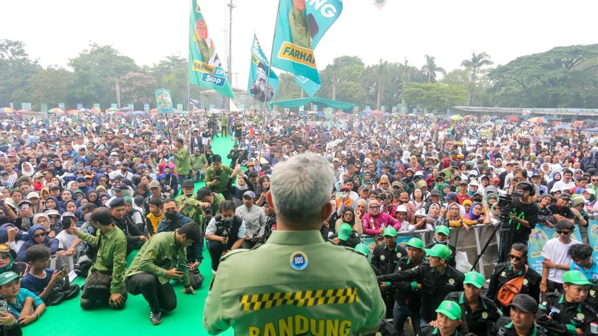 Ribuan warga memadati lapangan Tegallega untuk menghadiri kampanye terbuka Pasangan Calon Wali Kota Bandung M. Farhan – Erwin pada Sabtu