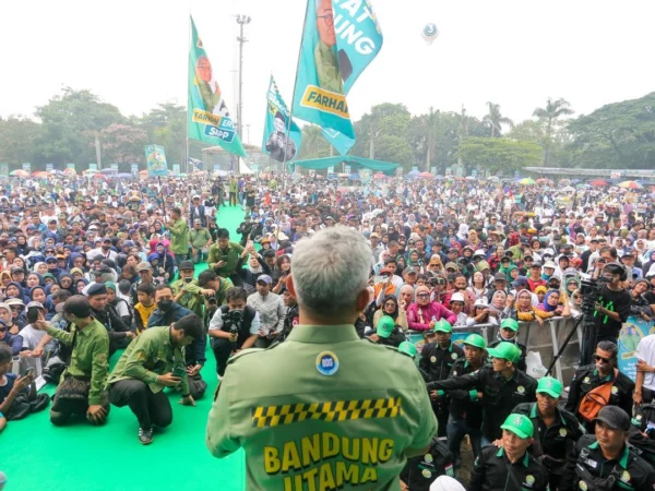 Ribuan warga memadati lapangan Tegallega untuk menghadiri kampanye terbuka Pasangan Calon Wali Kota Bandung M. Farhan – Erwin pada Sabtu