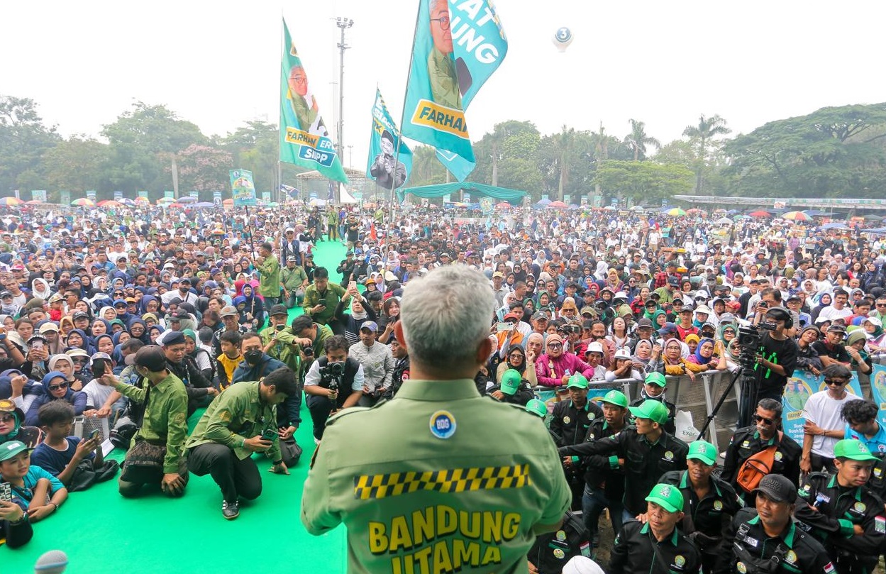 Ribuan warga memadati lapangan Tegallega untuk menghadiri kampanye terbuka Pasangan Calon Wali Kota Bandung M. Farhan – Erwin pada Sabtu