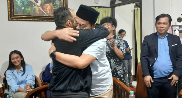 Ungguli Perolehan Suara Real Count Internal Berdasarkan C1, Paslon Ngatiyana-Adhitia Yudisthira Pelukan Sambut Kemenangan (mong)