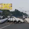 Spun Pile atau Paku Bumi yang sedang diangkut tiba-tiba jatuh berserakan di Jalan Soekarno Hatta tepatnya d Buah Batu Kota Bandung.