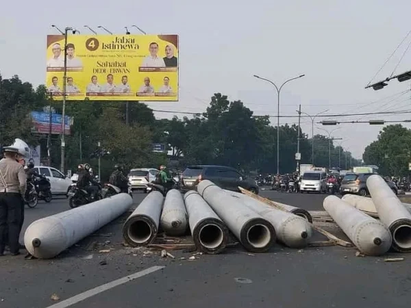 Spun Pile atau Paku Bumi yang sedang diangkut tiba-tiba jatuh berserakan di Jalan Soekarno Hatta tepatnya d Buah Batu Kota Bandung.