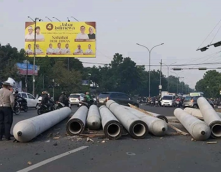 Spun Pile atau Paku Bumi yang sedang diangkut tiba-tiba jatuh berserakan di Jalan Soekarno Hatta tepatnya d Buah Batu Kota Bandung.