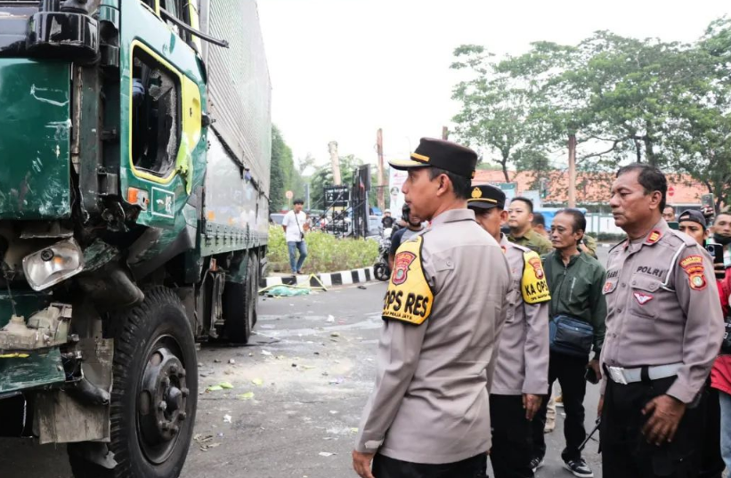 Kapolres Metro Tangerang Kota melakukan pengecekan TKP Laka Lantas di Tugu Adipura Kota Tangerang/ Instagram @polresmetrotangerangkota