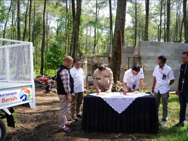 BRI Peduli Bantu Pengelolaan Sampah untuk Wujudkan Lingkungan Bersih di Desa Cikole, Lembang