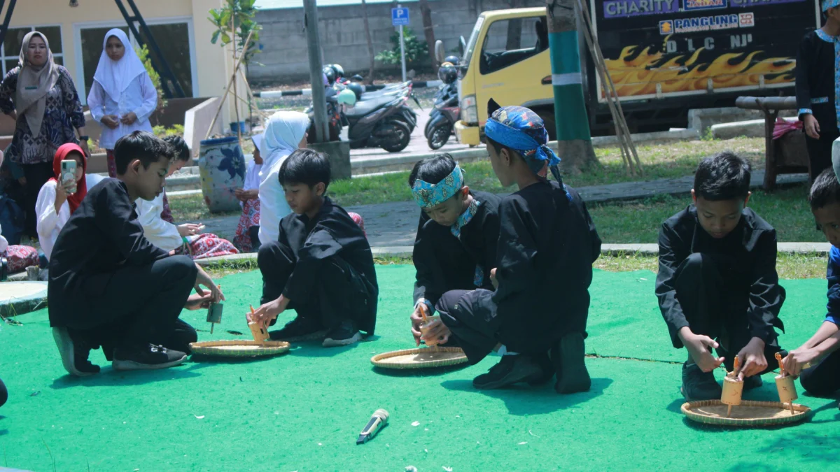 Anak-anak Sekolah Dasar saat memainkan Kaulinan Barudak yang digelar oleh Disbudpar Kabupaten Bandung. Foto Dok Disbudpar