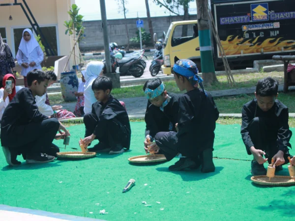 Anak-anak Sekolah Dasar saat memainkan Kaulinan Barudak yang digelar oleh Disbudpar Kabupaten Bandung. Foto Dok Disbudpar