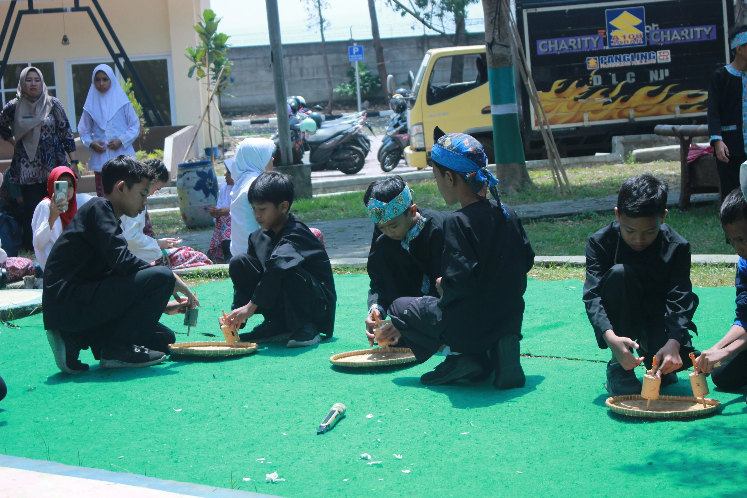 Anak-anak Sekolah Dasar saat memainkan Kaulinan Barudak yang digelar oleh Disbudpar Kabupaten Bandung. Foto Dok Disbudpar