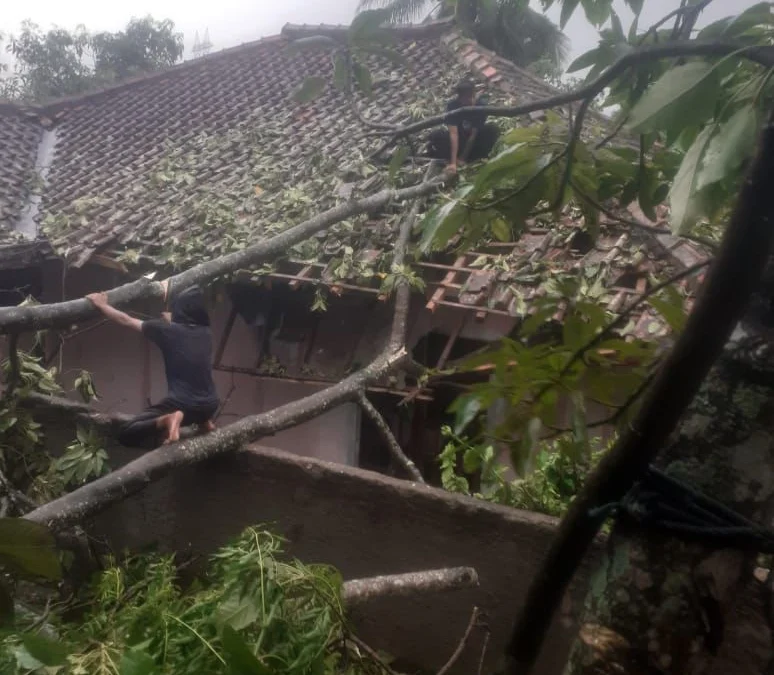 Angin kencang terjang Kabupaten Bandung Barat, puluhan rumah alami kerusakan