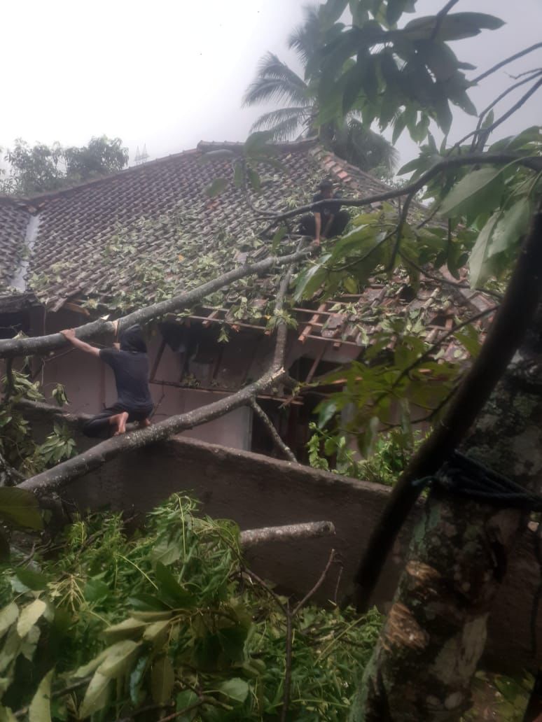 Angin kencang terjang Kabupaten Bandung Barat, puluhan rumah alami kerusakan