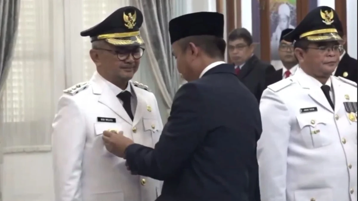 Pj Gubernur Jawa Barat, Bey Machmudin melantik Budi Waluya sebagai Pj Bupati Ciamis di Ruang Kenegaraan Gedung Pakuan, Bandung, pada Jumat, 1 Oktober 2024. (Tangakapn Layar Yotube Diskominfo Ciamis)