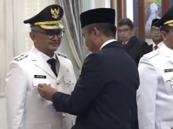 Pj Gubernur Jawa Barat, Bey Machmudin melantik Budi Waluya sebagai Pj Bupati Ciamis di Ruang Kenegaraan Gedung Pakuan, Bandung, pada Jumat, 1 Oktober 2024. (Tangakapn Layar Yotube Diskominfo Ciamis)