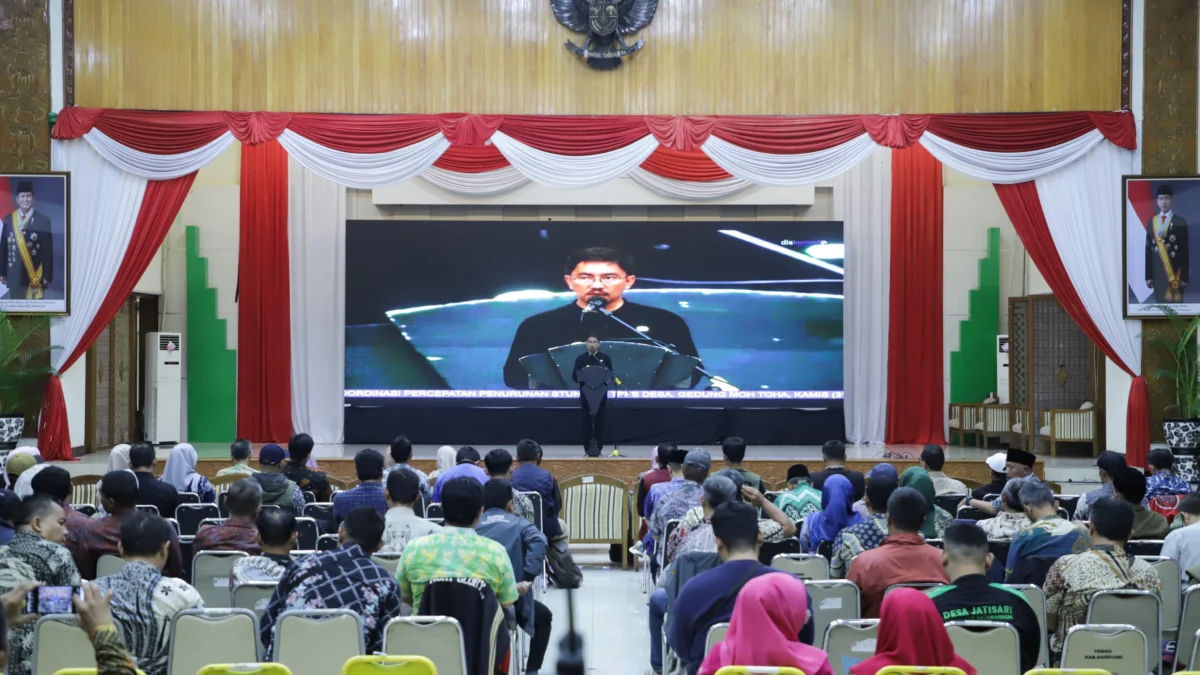 Penjabat Sementara (Pjs) Bupati Bandung, Dikky Achmad Sidik saat menggelar rakor terkait upaya penurunan angka stunting di Gedung Moh Toha Pemkab Bandung, Soreang. Foto Istimewa