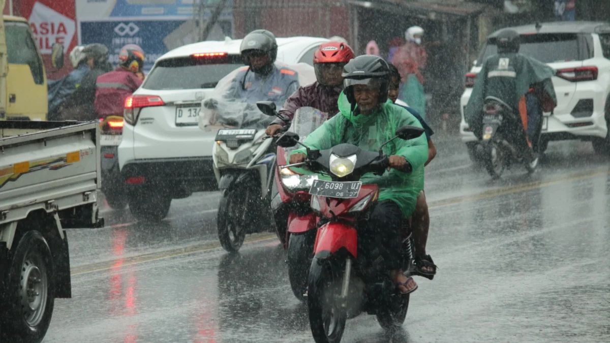 Ilustrasi: Sejumlah pengendara bermotor tengah diguyur hujan di jalan Raya Cinunuk, Kecamatan Cileunyi, Kabupaten Bandung. (Jabar Ekspres)