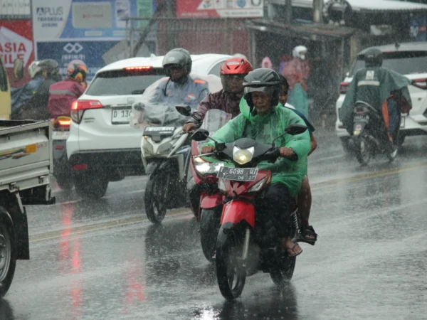 Ilustrasi: Sejumlah pengendara bermotor tengah diguyur hujan di jalan Raya Cinunuk, Kecamatan Cileunyi, Kabupaten Bandung. (Jabar Ekspres)