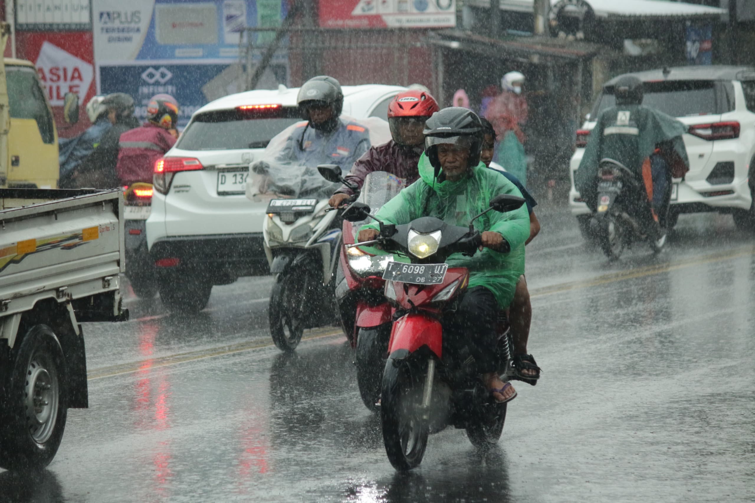 Ilustrasi: Sejumlah pengendara bermotor tengah diguyur hujan di jalan Raya Cinunuk, Kecamatan Cileunyi, Kabupaten Bandung. (Jabar Ekspres)