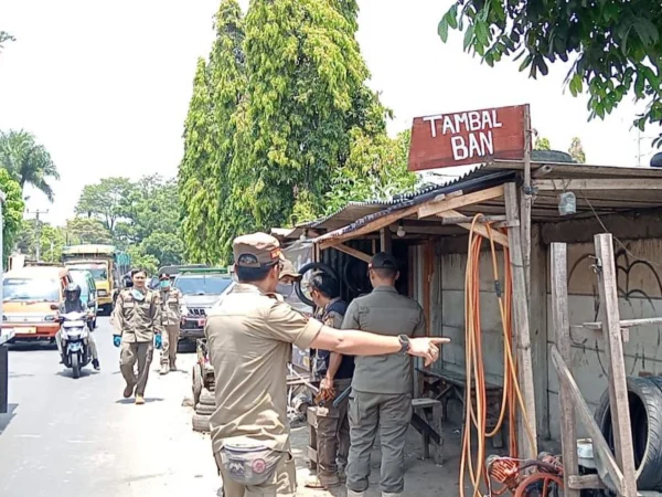 Petugas Satpol PP Bandung Barat saat menertibkan belasan bangunan liar di bahu jalan area Stasiun KCIC Padalarang. Jumat (1/11). Dok Satpol PP KBB