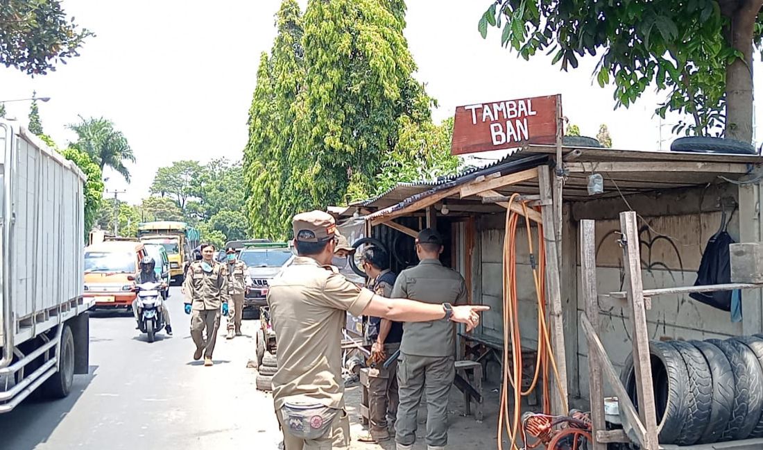 Petugas Satpol PP Bandung Barat saat menertibkan belasan bangunan liar di bahu jalan area Stasiun KCIC Padalarang. Jumat (1/11). Dok Satpol PP KBB