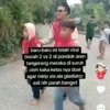 Viral di medsos aksi duel bocah SD 2 vs 2 layaknya gladiator yang dipertontonkan di Tanggul Komplek Setneg, Pondok Aren, Tangerang Selatan.