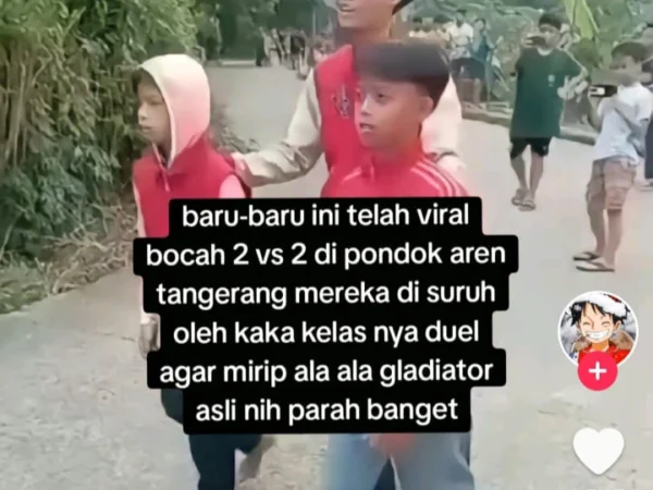 Viral di medsos aksi duel bocah SD 2 vs 2 layaknya gladiator yang dipertontonkan di Tanggul Komplek Setneg, Pondok Aren, Tangerang Selatan.