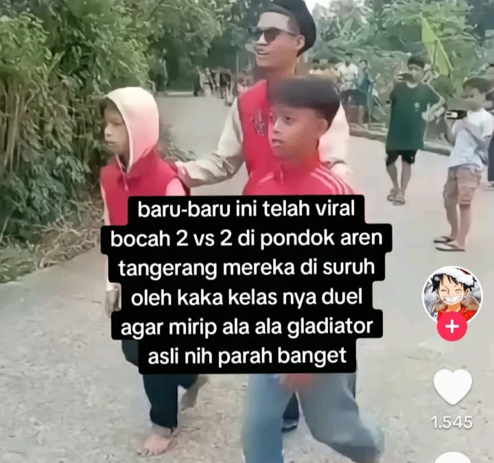 Viral di medsos aksi duel bocah SD 2 vs 2 layaknya gladiator yang dipertontonkan di Tanggul Komplek Setneg, Pondok Aren, Tangerang Selatan.