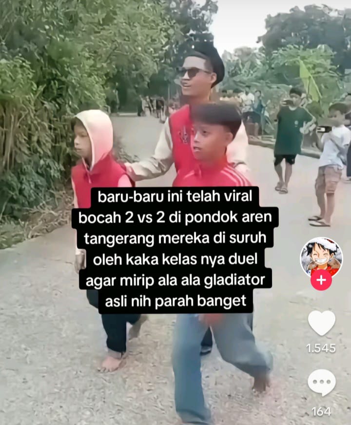 Viral di medsos aksi duel bocah SD 2 vs 2 layaknya gladiator yang dipertontonkan di Tanggul Komplek Setneg, Pondok Aren, Tangerang Selatan.