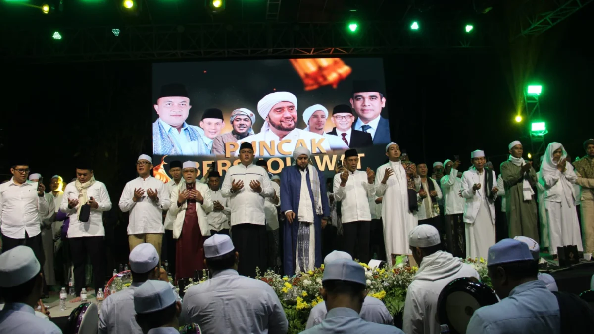 Puncak Bersholawat Bareng Habib Syech, Paslon Rudy Susmanto-Jaro Ade Didoakan jadi Bupati dan Wakil Bupati Bogor Jabarekapres.com,BOGOR - Pasangan Calon Bupati (Cabup) Bogor nomor urut 1, Rudy Susmanto dan Ade Rahandi atau Jaro Ade didoakan oleh Habib Syeh menjadi Bupati Bogor Periode 2024-2029 pada Pilkada 2024. Doa tersebut diucapakan dalam acara Puncak Bersholawat bersama Habib Syech Bin Abdul Qodir Assegaf, Habib Nabil Bin Ridho Al-Habsyi dan Habib Bagir Bin Ridho Al-Habsyi di halaman Hotel Mars, Kecamatan Megamendung, Kabupaten Bogor, pada Jum'at (1/11/24) malam. Selain dihadiri oleh Ketua DPRD dan Anggota DPRD Kabupaten Bogor dari Partai pengusung paslon nomor 1, kegiatan itu juga dihadiri oleh ribuan jemaah yang ikut melantunkan sholawat. "Kita doakan agar pak Rudy Susmanto dan Jaro Ade agar diizabah hajatnya menjadi Bupati Bogor," ucap Habib Syech sembari diamini oleh ribuan jemaah yang hadir. Mendapat doa tersebut, Cabup Rudy Susmanto mengucapkan terimakasih kepada Habib Syech, Habib Nabil dan Habib Bagir yang sudah mendoakannya menjadi Bupati Bogor. "Kami berterimakasih kepada Habib Syech Habib Nabil, Habib Bagir para alim ulama dan kiyai serta tokoh masyarakat yang sudah mendoakan kami menjadi Bupati Bogor," katanya. Rudy Susmanto juga meminta doa agar diberi keselamatan jika diberi mandat dari masyarakat Kabupaten Bogor menjadi Bupati selama 5 tahun kedepan. "Kami juga memohon doa agar diberi keselamatan saat menjabat sebagai Bupati Bogor agar bisa membangun Kabupaten Bogor kedepan lebih baik lagi," ujarnya. Rudy menjelaskan, kegiatan Puncak Bersholawat ini diadakan bukan sebagai ajang berkampanye. Namun, lebih kepada bentuk kecintaannya kepada Nabi Muhammad SAW. "Kegiatan ini sebetulnya bukan sebagai ajang kampanye. Tapi karena kecintaan kami kepada Nabi Muhammad SAW, maka kami mengadakan Puncak Bersholawat agar kita bisa mendapat safaat dan bisa meneladani sifat-sifat Rasulullah SAW dalam kehidupan sehari-hari," jelasnya.