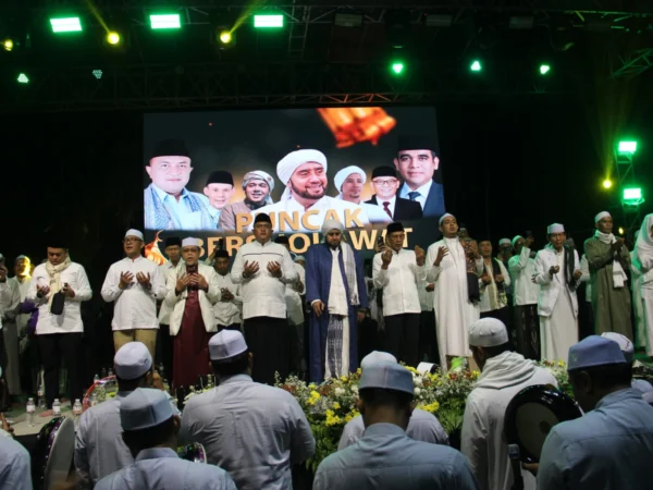 Puncak Bersholawat Bareng Habib Syech, Paslon Rudy Susmanto-Jaro Ade Didoakan jadi Bupati dan Wakil Bupati Bogor Jabarekapres.com,BOGOR - Pasangan Calon Bupati (Cabup) Bogor nomor urut 1, Rudy Susmanto dan Ade Rahandi atau Jaro Ade didoakan oleh Habib Syeh menjadi Bupati Bogor Periode 2024-2029 pada Pilkada 2024. Doa tersebut diucapakan dalam acara Puncak Bersholawat bersama Habib Syech Bin Abdul Qodir Assegaf, Habib Nabil Bin Ridho Al-Habsyi dan Habib Bagir Bin Ridho Al-Habsyi di halaman Hotel Mars, Kecamatan Megamendung, Kabupaten Bogor, pada Jum'at (1/11/24) malam. Selain dihadiri oleh Ketua DPRD dan Anggota DPRD Kabupaten Bogor dari Partai pengusung paslon nomor 1, kegiatan itu juga dihadiri oleh ribuan jemaah yang ikut melantunkan sholawat. "Kita doakan agar pak Rudy Susmanto dan Jaro Ade agar diizabah hajatnya menjadi Bupati Bogor," ucap Habib Syech sembari diamini oleh ribuan jemaah yang hadir. Mendapat doa tersebut, Cabup Rudy Susmanto mengucapkan terimakasih kepada Habib Syech, Habib Nabil dan Habib Bagir yang sudah mendoakannya menjadi Bupati Bogor. "Kami berterimakasih kepada Habib Syech Habib Nabil, Habib Bagir para alim ulama dan kiyai serta tokoh masyarakat yang sudah mendoakan kami menjadi Bupati Bogor," katanya. Rudy Susmanto juga meminta doa agar diberi keselamatan jika diberi mandat dari masyarakat Kabupaten Bogor menjadi Bupati selama 5 tahun kedepan. "Kami juga memohon doa agar diberi keselamatan saat menjabat sebagai Bupati Bogor agar bisa membangun Kabupaten Bogor kedepan lebih baik lagi," ujarnya. Rudy menjelaskan, kegiatan Puncak Bersholawat ini diadakan bukan sebagai ajang berkampanye. Namun, lebih kepada bentuk kecintaannya kepada Nabi Muhammad SAW. "Kegiatan ini sebetulnya bukan sebagai ajang kampanye. Tapi karena kecintaan kami kepada Nabi Muhammad SAW, maka kami mengadakan Puncak Bersholawat agar kita bisa mendapat safaat dan bisa meneladani sifat-sifat Rasulullah SAW dalam kehidupan sehari-hari," jelasnya.