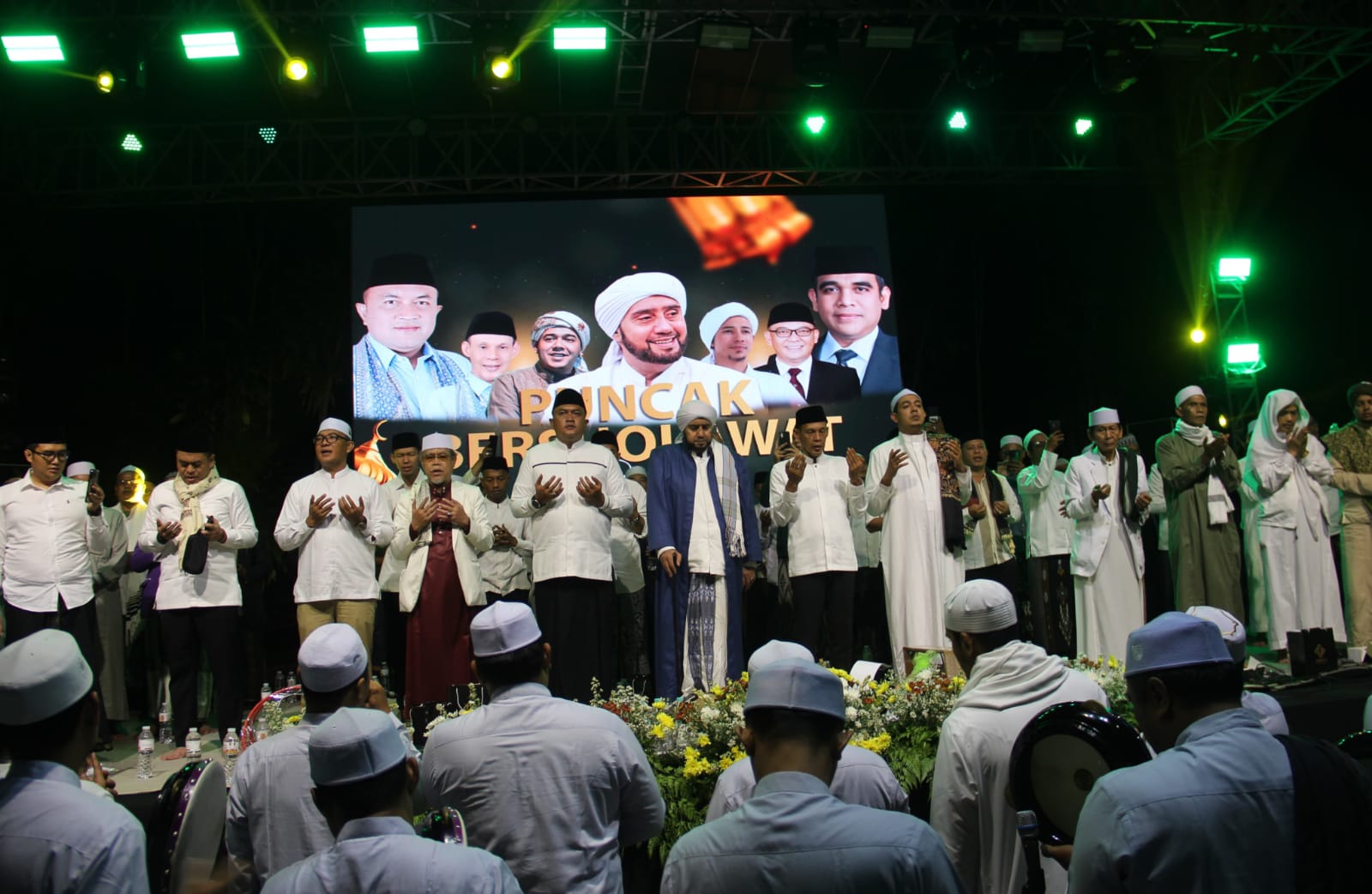 Puncak Bersholawat Bareng Habib Syech, Paslon Rudy Susmanto-Jaro Ade Didoakan jadi Bupati dan Wakil Bupati Bogor Jabarekapres.com,BOGOR - Pasangan Calon Bupati (Cabup) Bogor nomor urut 1, Rudy Susmanto dan Ade Rahandi atau Jaro Ade didoakan oleh Habib Syeh menjadi Bupati Bogor Periode 2024-2029 pada Pilkada 2024. Doa tersebut diucapakan dalam acara Puncak Bersholawat bersama Habib Syech Bin Abdul Qodir Assegaf, Habib Nabil Bin Ridho Al-Habsyi dan Habib Bagir Bin Ridho Al-Habsyi di halaman Hotel Mars, Kecamatan Megamendung, Kabupaten Bogor, pada Jum'at (1/11/24) malam. Selain dihadiri oleh Ketua DPRD dan Anggota DPRD Kabupaten Bogor dari Partai pengusung paslon nomor 1, kegiatan itu juga dihadiri oleh ribuan jemaah yang ikut melantunkan sholawat. "Kita doakan agar pak Rudy Susmanto dan Jaro Ade agar diizabah hajatnya menjadi Bupati Bogor," ucap Habib Syech sembari diamini oleh ribuan jemaah yang hadir. Mendapat doa tersebut, Cabup Rudy Susmanto mengucapkan terimakasih kepada Habib Syech, Habib Nabil dan Habib Bagir yang sudah mendoakannya menjadi Bupati Bogor. "Kami berterimakasih kepada Habib Syech Habib Nabil, Habib Bagir para alim ulama dan kiyai serta tokoh masyarakat yang sudah mendoakan kami menjadi Bupati Bogor," katanya. Rudy Susmanto juga meminta doa agar diberi keselamatan jika diberi mandat dari masyarakat Kabupaten Bogor menjadi Bupati selama 5 tahun kedepan. "Kami juga memohon doa agar diberi keselamatan saat menjabat sebagai Bupati Bogor agar bisa membangun Kabupaten Bogor kedepan lebih baik lagi," ujarnya. Rudy menjelaskan, kegiatan Puncak Bersholawat ini diadakan bukan sebagai ajang berkampanye. Namun, lebih kepada bentuk kecintaannya kepada Nabi Muhammad SAW. "Kegiatan ini sebetulnya bukan sebagai ajang kampanye. Tapi karena kecintaan kami kepada Nabi Muhammad SAW, maka kami mengadakan Puncak Bersholawat agar kita bisa mendapat safaat dan bisa meneladani sifat-sifat Rasulullah SAW dalam kehidupan sehari-hari," jelasnya.