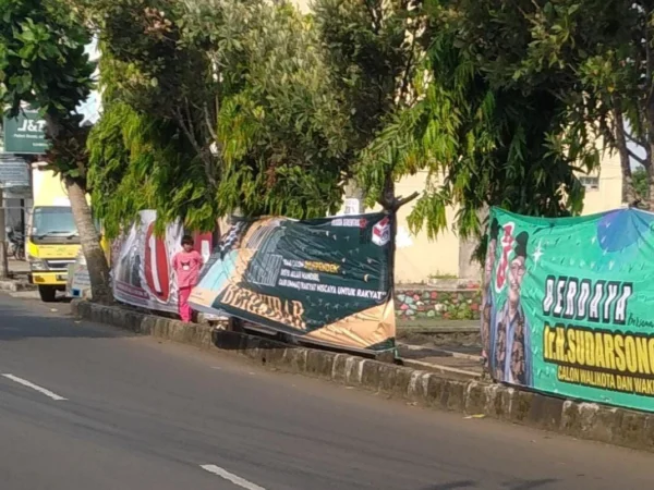 Beberapa Alat Peraga Kampanye (APK) yang diduga difasilitasi oleh KPU Banjar pernah dipasang di tempat yang dilarang, yakni di pohon samping jalan raya. (Cecep Herdi/Jabar Ekspres)