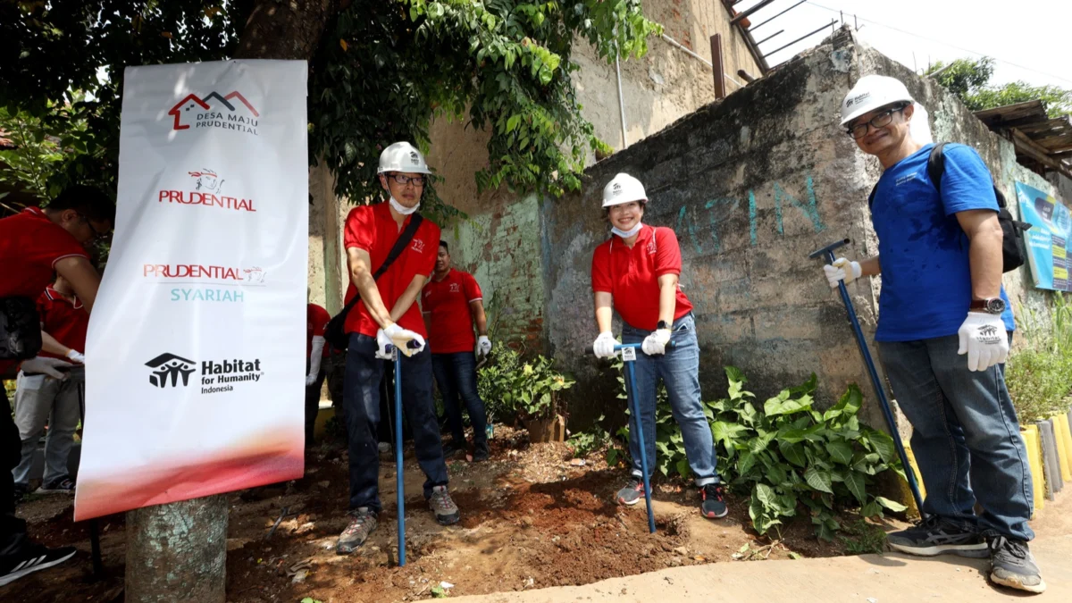 [Kiri - Kanan] Dicky Jaya Putra Djohan, Chief Digital & Technology Officer Prudential Indonesia dan Karin Zulkarnaen, Chief Customer & Marketing Officer Prudential Indonesia bersama tim PRUVolunteers membuat lubang resapan biopori pada program Program Desa Maju Prudential tahap ketiga di Desa Gunung Putri, Bogor, Jawa Barat. Foto : Istimewa