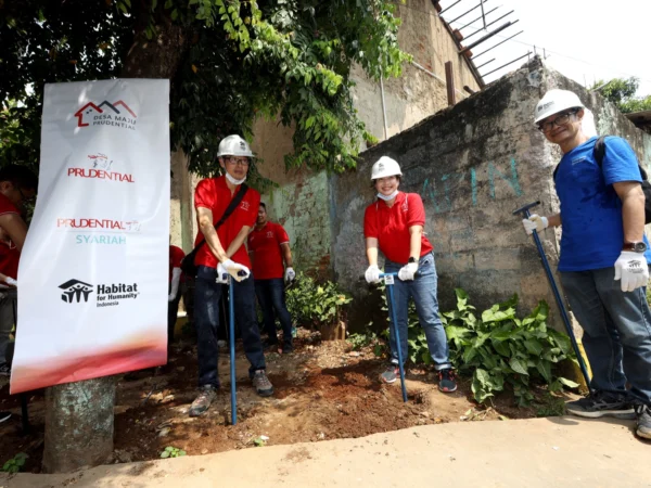 [Kiri - Kanan] Dicky Jaya Putra Djohan, Chief Digital & Technology Officer Prudential Indonesia dan Karin Zulkarnaen, Chief Customer & Marketing Officer Prudential Indonesia bersama tim PRUVolunteers membuat lubang resapan biopori pada program Program Desa Maju Prudential tahap ketiga di Desa Gunung Putri, Bogor, Jawa Barat. Foto : Istimewa