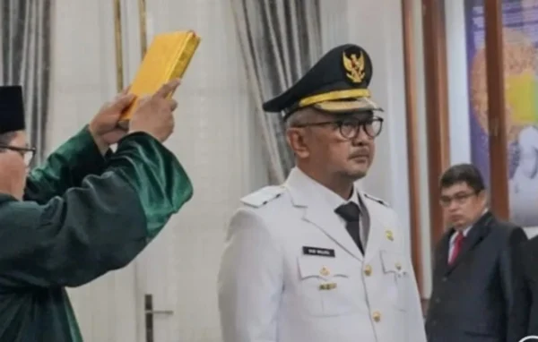 Direktur Pelayanan Laporan Pengaduan Masyarakat (PLPM) KPK Budi Waluya sebagai Pj Buapati Ciamis oleh Pj Gubernur Jabar Bey Machmudin di Gedung Pakuan, Bandung, Jawa Barat. (Foto/ANTARA)