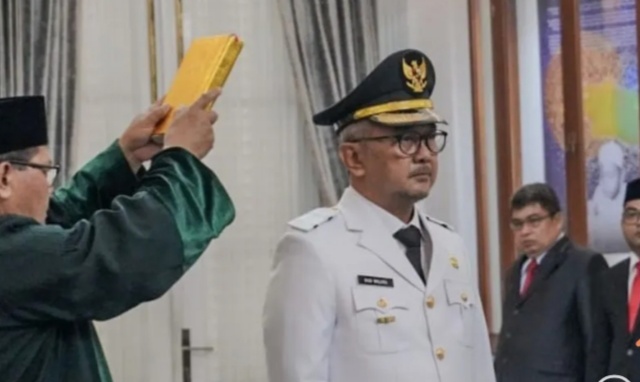 Direktur Pelayanan Laporan Pengaduan Masyarakat (PLPM) KPK Budi Waluya sebagai Pj Buapati Ciamis oleh Pj Gubernur Jabar Bey Machmudin di Gedung Pakuan, Bandung, Jawa Barat. (Foto/ANTARA)