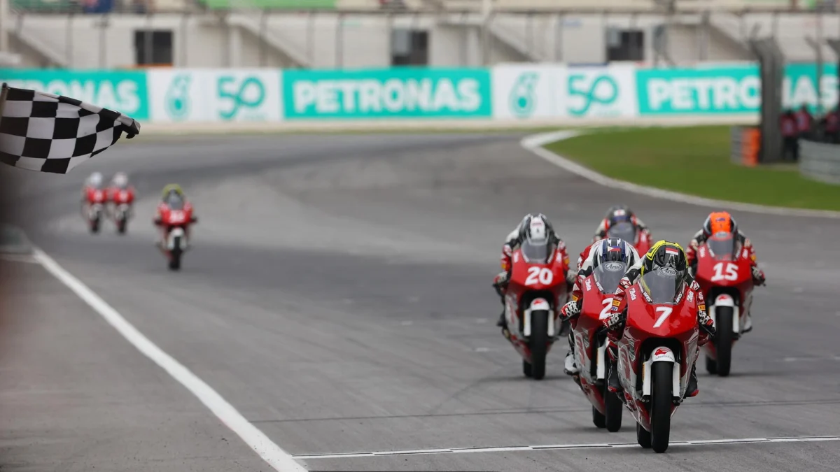 Pebalap binaan Astra Honda Motor tampil memukau di Idemitsu Asia Talent Cup (IATC) 2024, terus berusaha melaju kencang. Nomor motor pebalap #7 : Muhammad Kiandra Ramadhipa. #13: M Rama Putra.