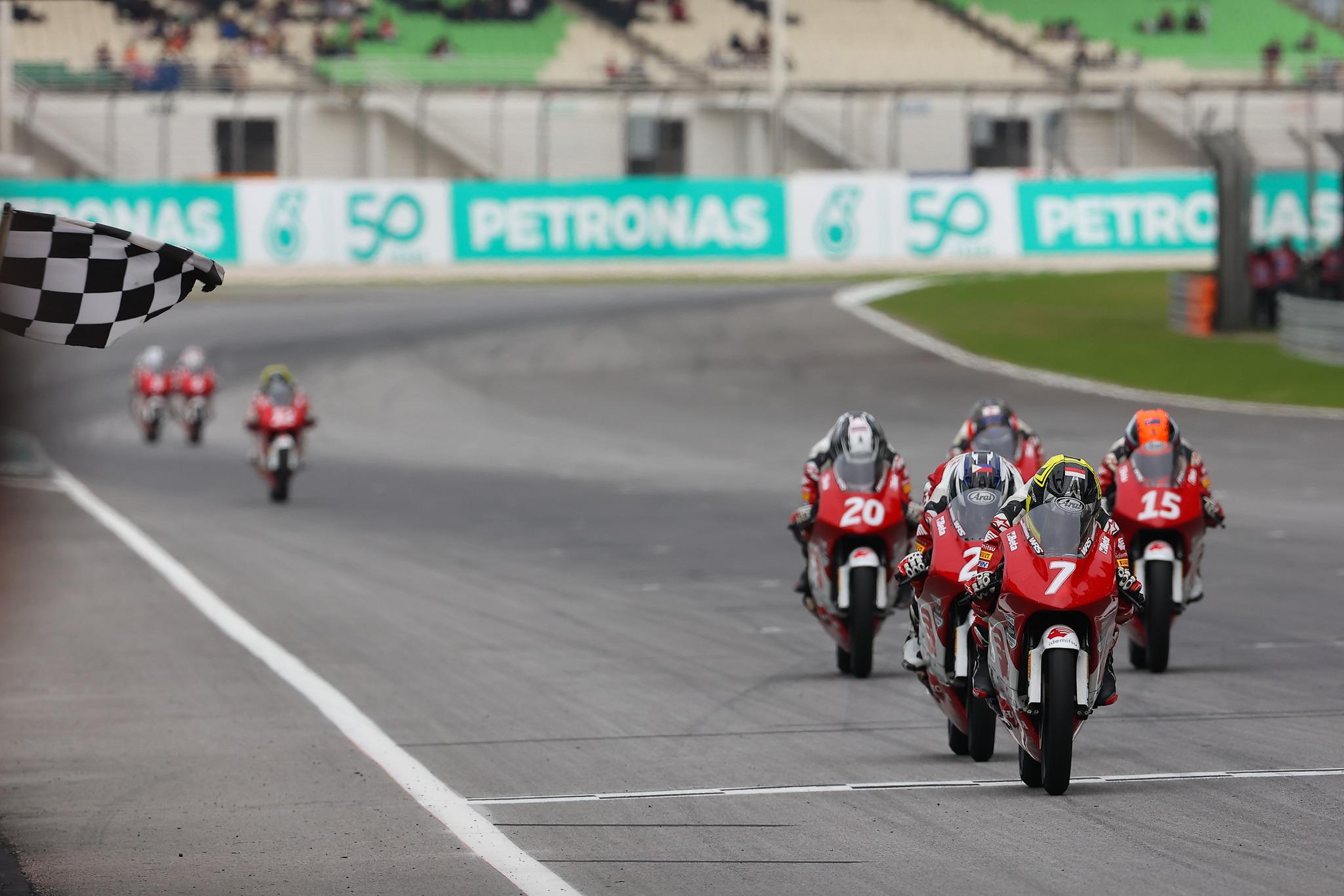 Pebalap binaan Astra Honda Motor tampil memukau di Idemitsu Asia Talent Cup (IATC) 2024, terus berusaha melaju kencang. Nomor motor pebalap #7 : Muhammad Kiandra Ramadhipa. #13: M Rama Putra.