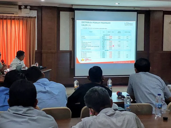 Pemaparan hasil survei oleh Lingkaran Survei Indonesia (LSI) Denny JA, kepada awak media di Ciamis Jawa Barat, Senin 4 November 2024. (Cecep Herdi/Jabar Ekspres)