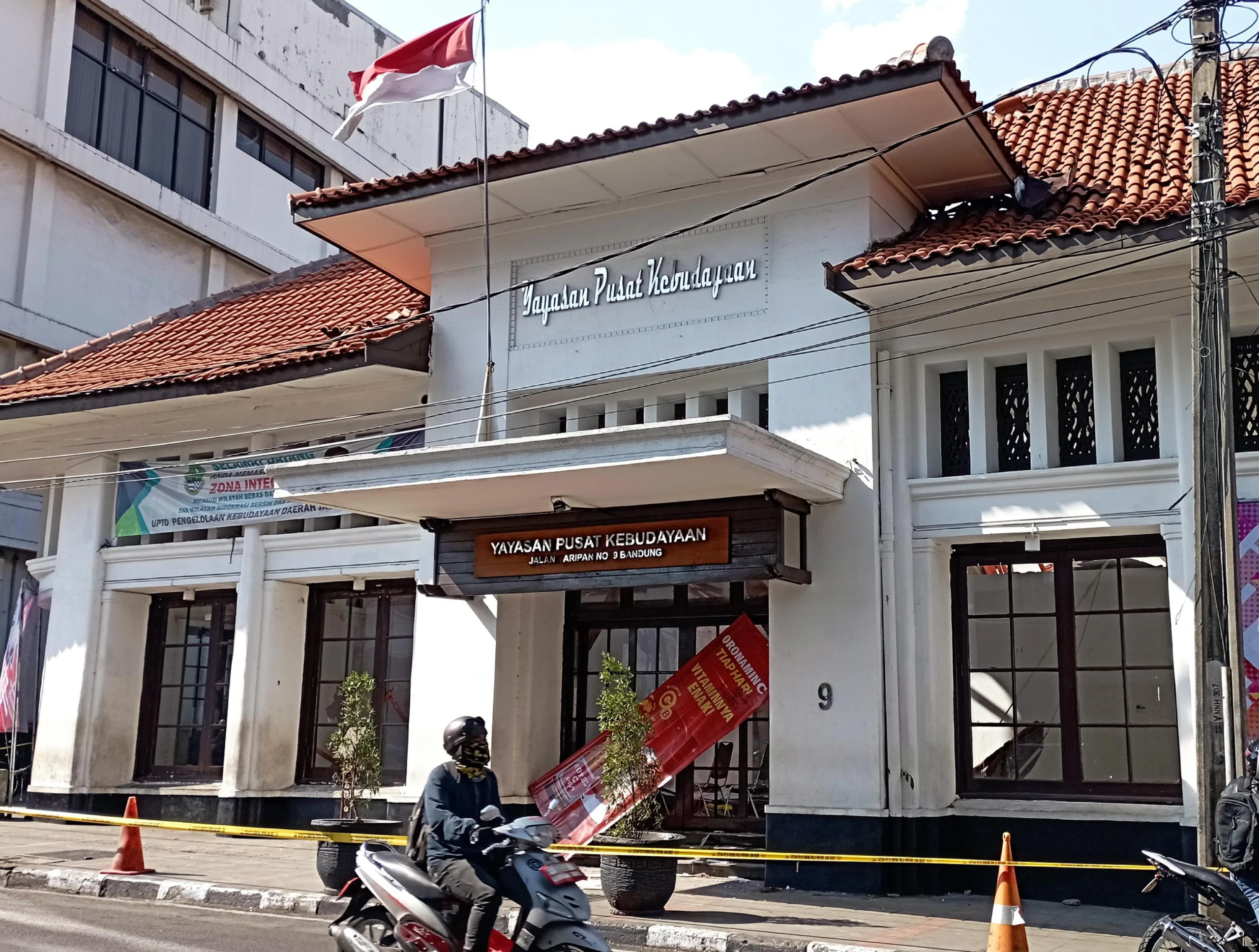 Dok. Kondisi Gedung YPK di Jl. Naripan, Kota Bandung, pasca roboh dibagian atap bangunan. Foto. Sandi Nugraha.