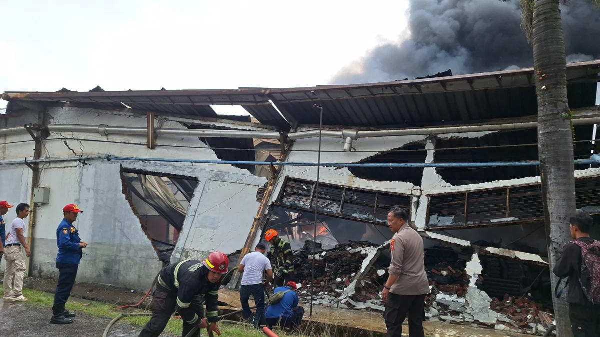 Petugas saat mencoba memadamkan Pabrik Tekstil yang terbakar di Kecamatan Baleendah, Kabupaten Bandung, Senin (4/11). Foto Istimewa