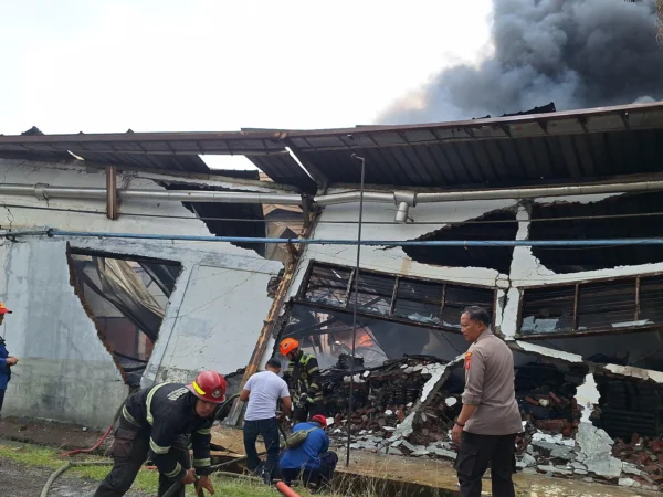 Petugas saat mencoba memadamkan Pabrik Tekstil yang terbakar di Kecamatan Baleendah, Kabupaten Bandung, Senin (4/11). Foto Istimewa