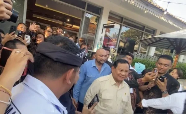 Presiden RI Prabowo Subianto saat menyapa masyarakat di sela makan siang di Denpasar, Bali, Minggu (3/11). (foto/ANTARA)