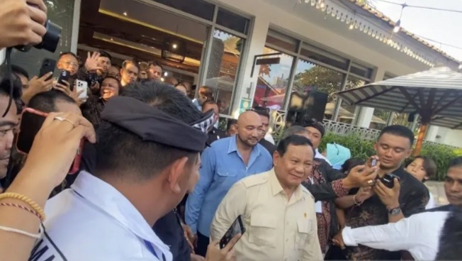 Presiden RI Prabowo Subianto saat menyapa masyarakat di sela makan siang di Denpasar, Bali, Minggu (3/11). (foto/ANTARA)