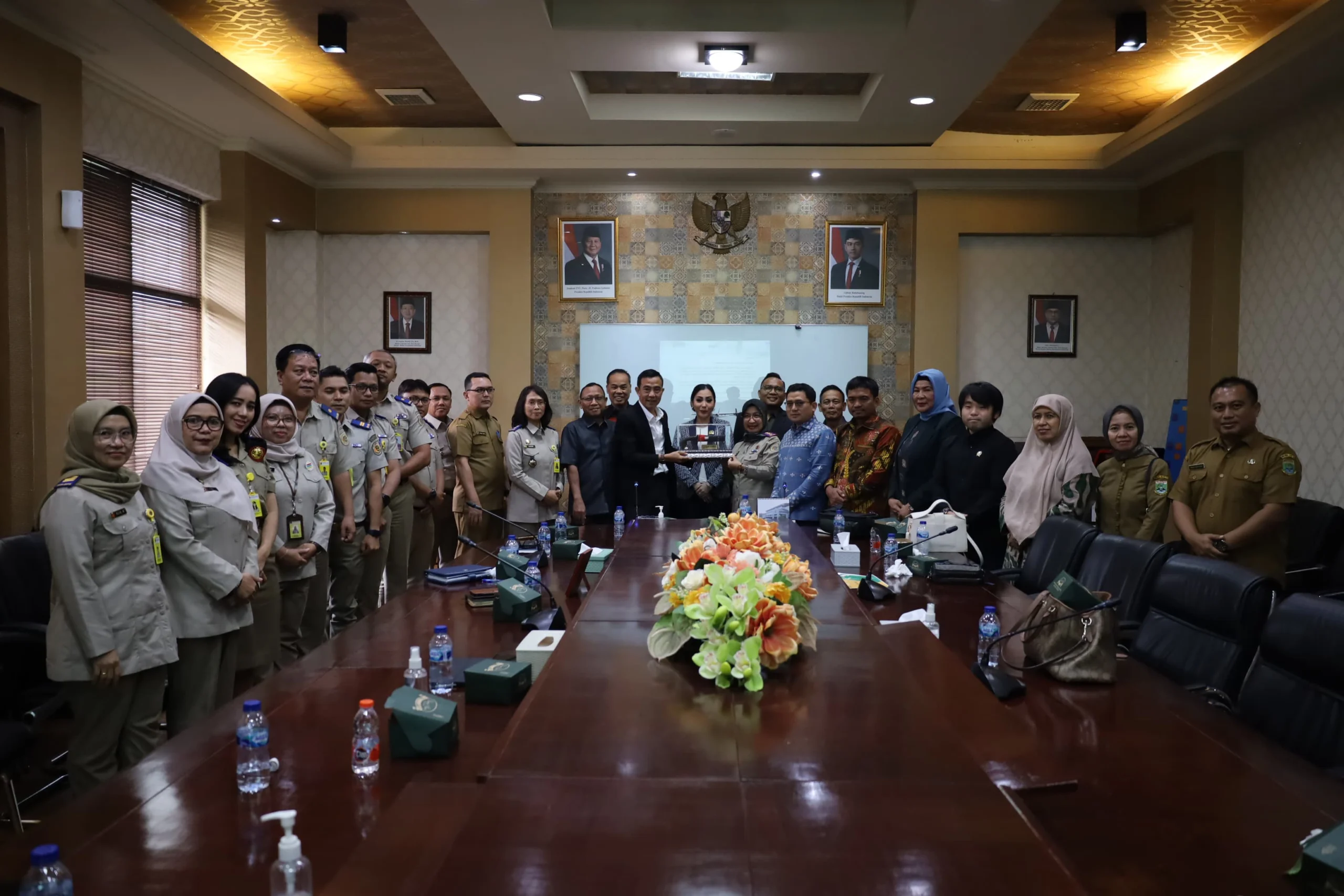 Komisi I DPRD Provinsi Banten melakukan kunjungan ke Kantor Pertanahan Kota Bandung untuk membahas inovasi dalam pelayanan publik di sektor pertanahan.